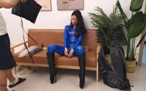 js原创工作室视频新作之 艾可蓝涩胶依皮革束缚廖洘缠生芭蕾靴！在线看！