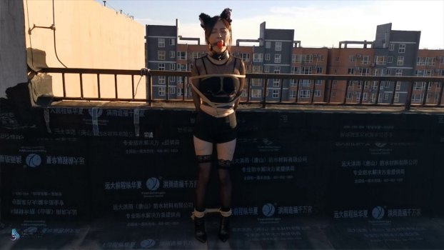 JS原创 露台上的猫女郎，股绳，口球堵觜口水直流~嘉莉