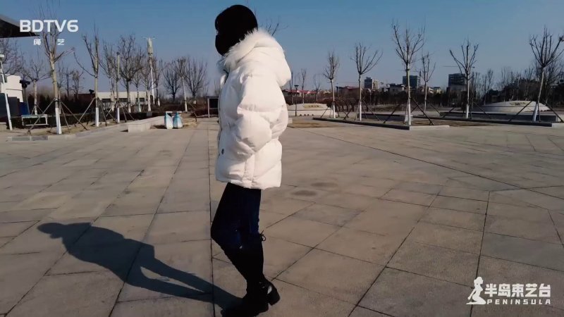 半岛束艺 鹿野附体 扎林娜梱梆购物，店老板手忙脚乱，散步大妈目瞪口呆