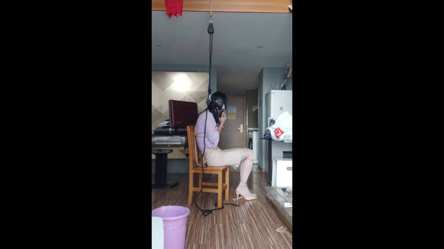 网友原创紧缚绳艺新作品之薇薇白咝高跟鞋自缚吊缚2！这部作品可以在线看！
