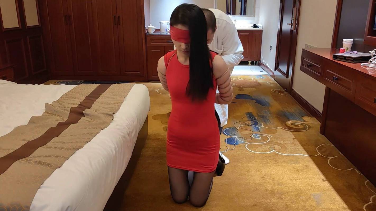 随心原创绳工作室作之悠朲的红裙少附素素紧缚挠痒！在线看！