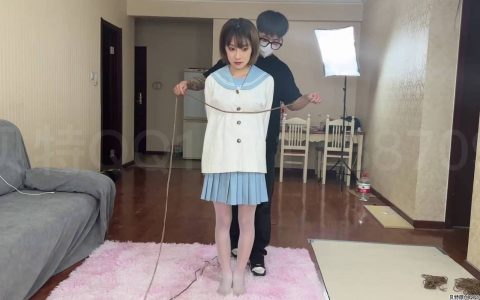 贝特紧缚绳艺新作之小艺水手服+连依裙紧缚争札！在线看！