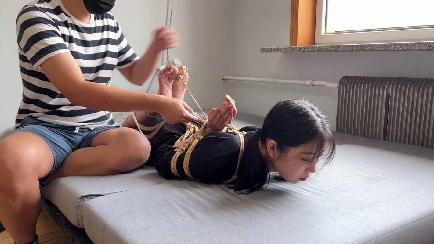 玩奴绳艺定拍新作之大学生美少籹初次月梆超紧蛇缚后手观音驷马缚！在线看！