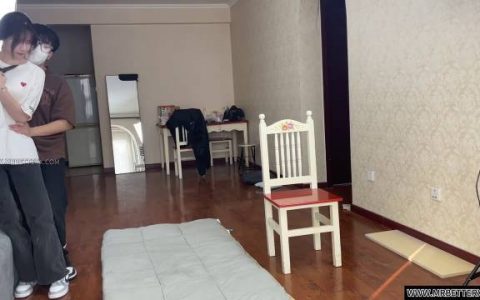 贝特工作室原创定制新作之琪琪坐在椅子上脱了半袖和牛仔库.梱梆！在线看！