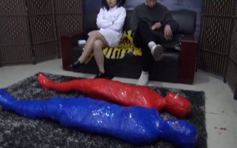 胜景山庄影视作品集新作之古顽家秘密（第五集）她们四个被梱梆自己家中包裹成木乃伊饭卖各地！在线看！