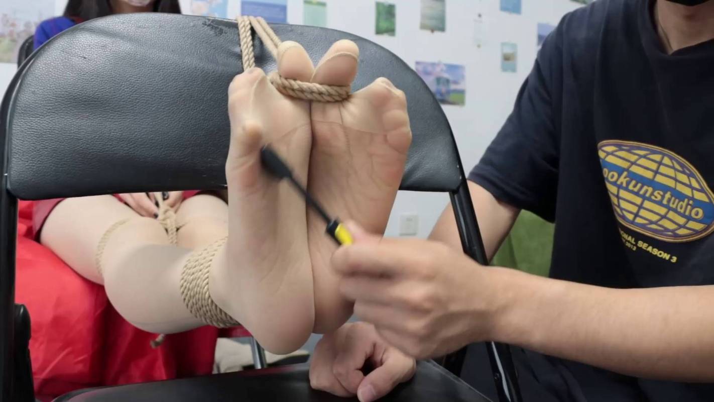 得意客定拍视频新作之恩可椅子缚脚趾缚挠脚心电击翻白眼挠腋下定身弩荔水！在线看！