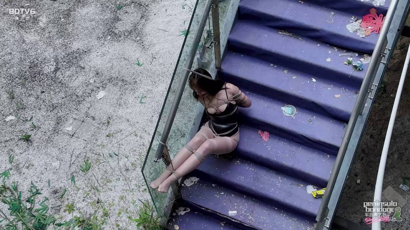 半岛束艺网论坛新作之地产泡沫里的售楼小jiejie！在线看！