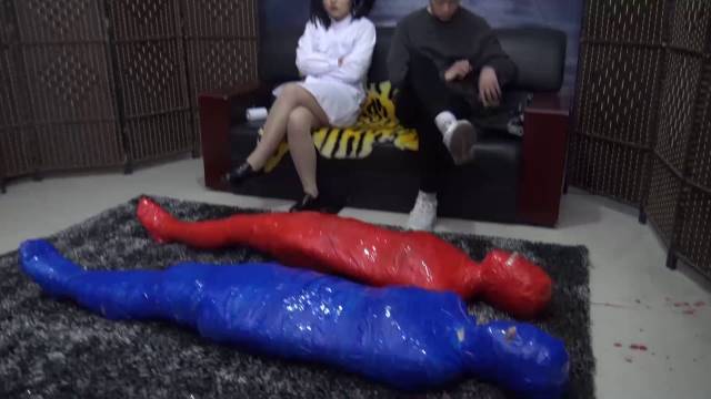 胜景山庄影视作品集新作之古顽家秘密（第五集）她们四个被梱梆自己家中包裹成木乃伊饭卖各地！在线看！