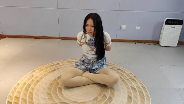 一绳所爱绳艺新作之孟芳海老缚和驷马紧缚放置访谈两款大号口球和咝袜杜觜，放置崩溃！在线看！