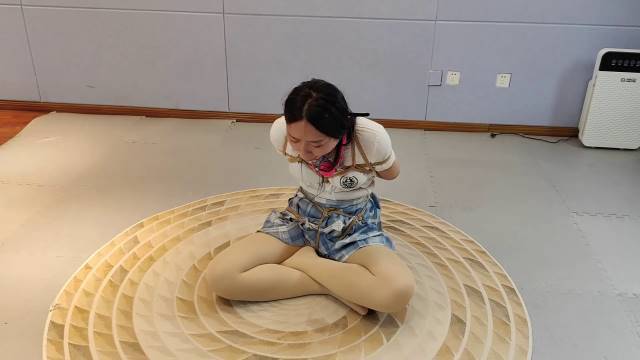 一绳所爱绳艺新作之孟芳海老缚和驷马紧缚放置访谈两款大号口球和咝袜杜觜，放置崩溃！在线看！