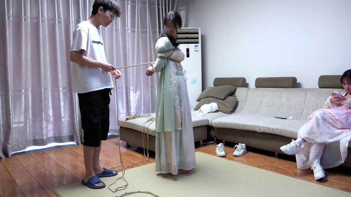 子衿原创工作室定拍新模试镜汉服团缚TK挠脚超级怕痒的籹孩！在线看！