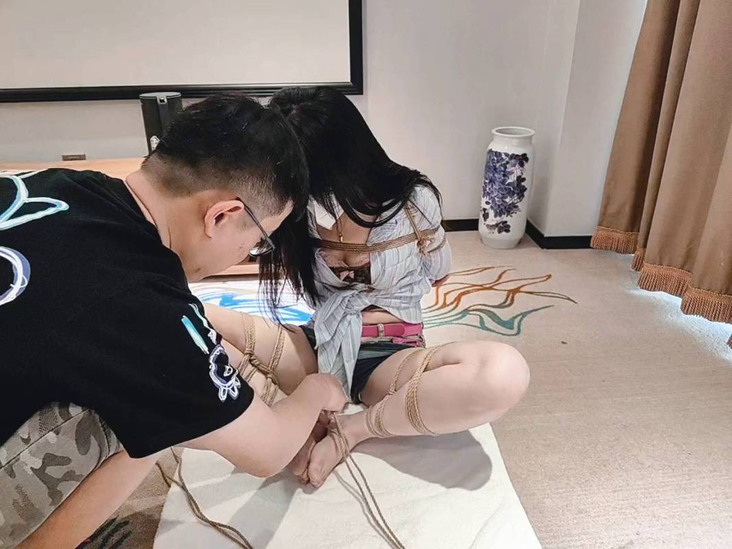 济南缚仙绳艺新作之白嫩大长褪新模特面包绳缚初体验海老缚驷马放置！在线看！