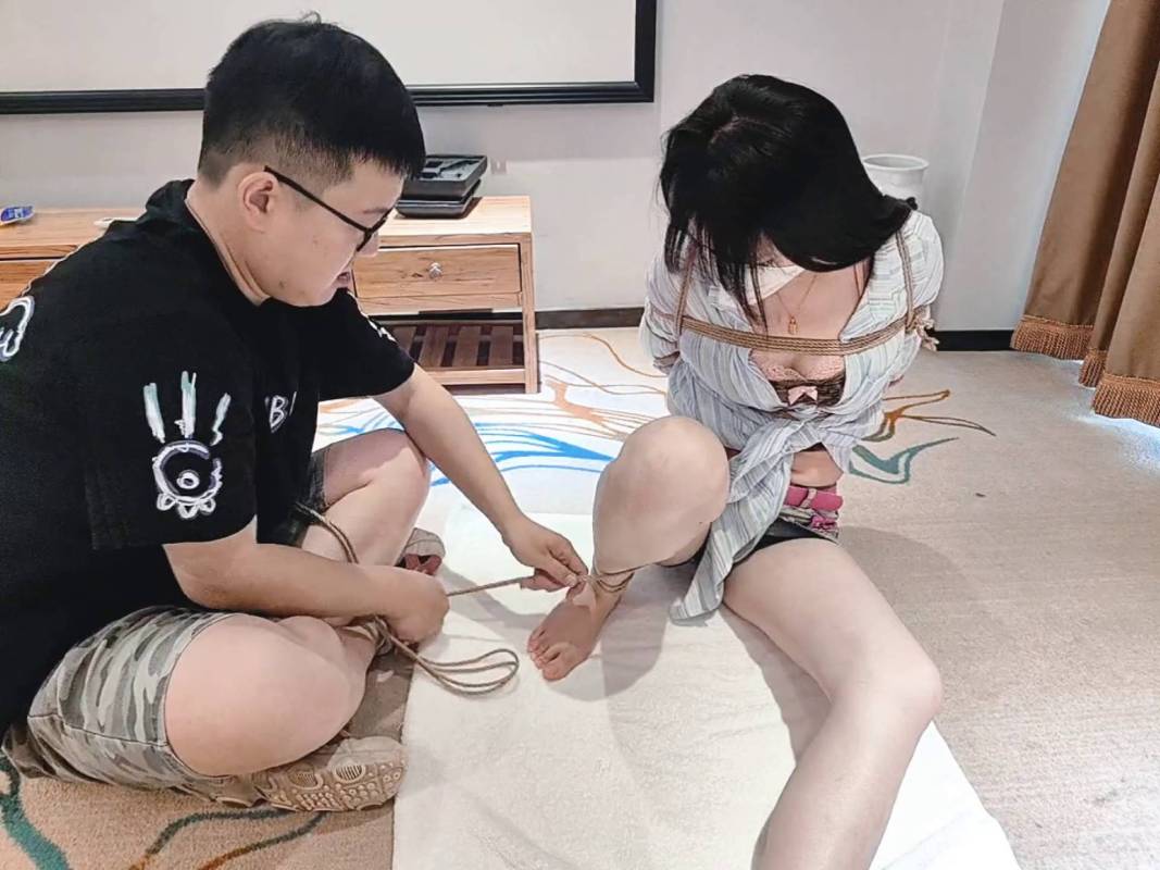 济南缚仙绳艺新作之白嫩大长褪新模特面包绳缚初体验海老缚驷马放置！在线看！