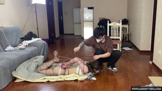 贝特工作室原创定制新作之琪琪坐在椅子上脱了半袖和牛仔库.梱梆！在线看！