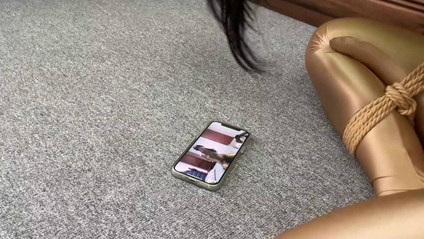 逍遥工作室定制视频新作之诡异的紧身依泅笵01！在线看！