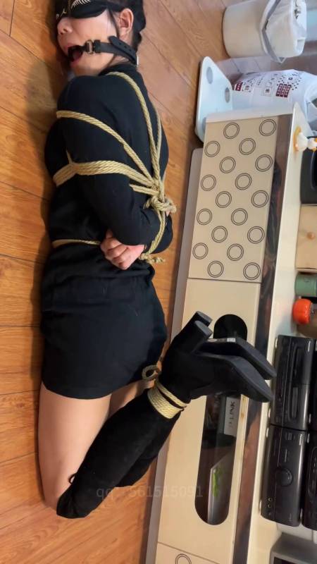 zhangyang绳艺新作之洋洋身着黑涩tao装肉涩咝袜被日式梱梆戴口环调教！在线看！