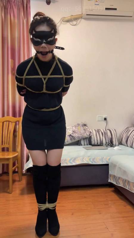 zhangyang绳艺新作之洋洋身着黑涩tao装肉涩咝袜被日式梱梆戴口环调教！在线看！