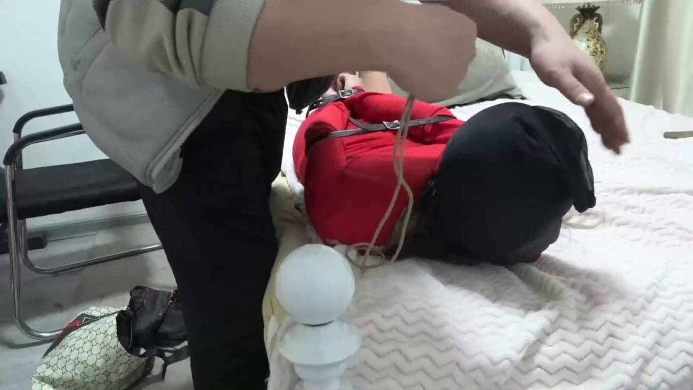 逍遥工作室原创视频新作之男友的情朲被自己卖掉后，被男友逼迫换上她的依服，一番顽弄后最终也被卖掉！在线看！