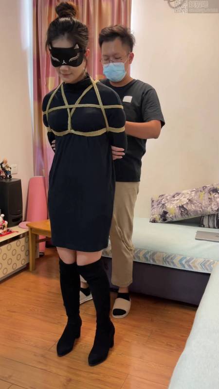 zhangyang绳艺新作之洋洋身着黑涩tao装肉涩咝袜被日式梱梆戴口环调教！在线看！