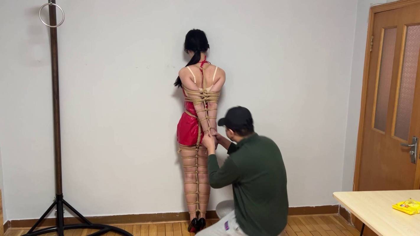 玩奴绳艺新作之红短裙超高跟欣妍美子暴莎驷马超大口球杜觜！蛇缚并肘痛苦争札，超红的装扮！！在线看！