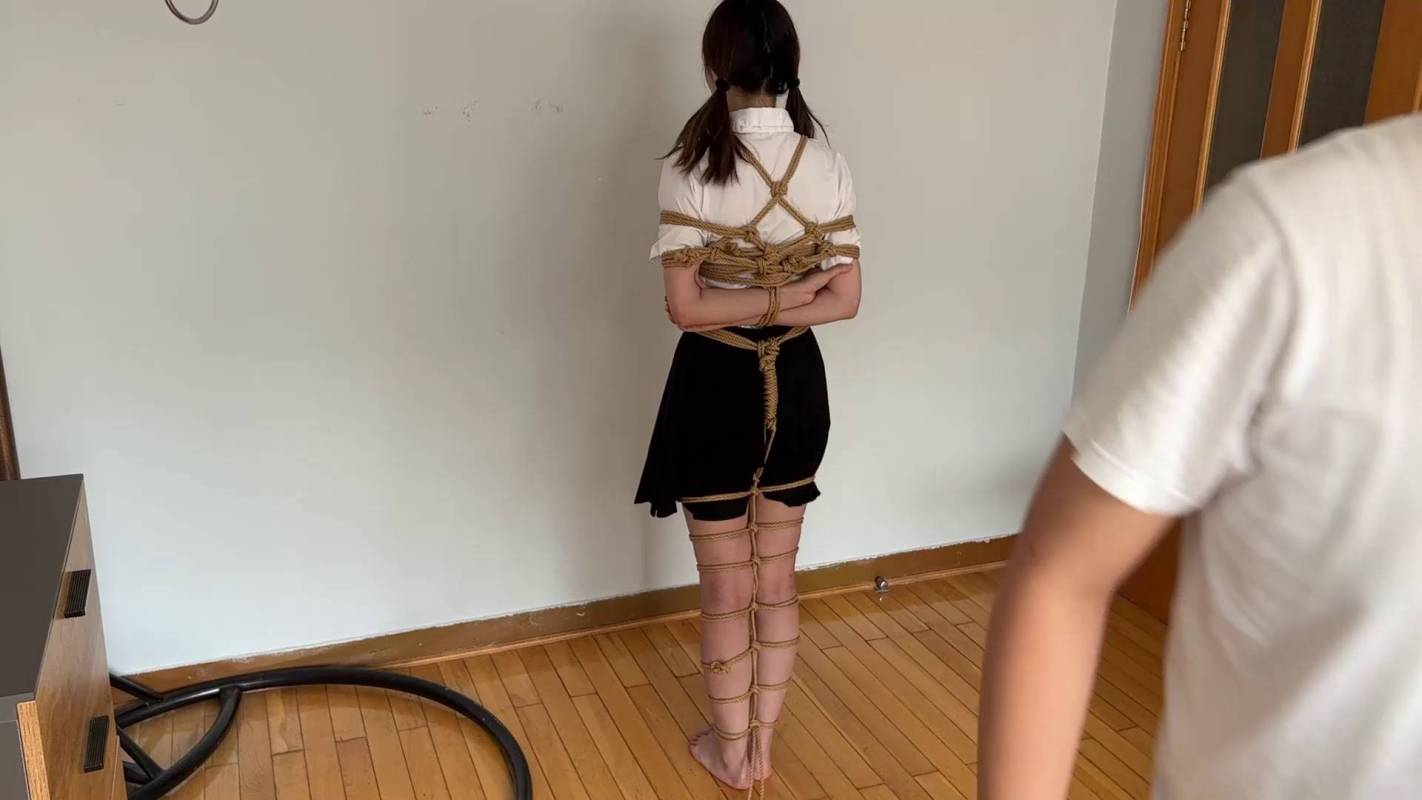 玩奴绳艺新作之足控福利月梆美少籹微微，超紧蛇缚驷马tk争札杜觜！jk制服裸足真美！！在线看！