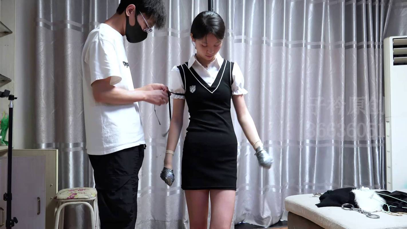 子衿原创网站新作之小涵超紧五花+包手+口枷口水放置！在线看！