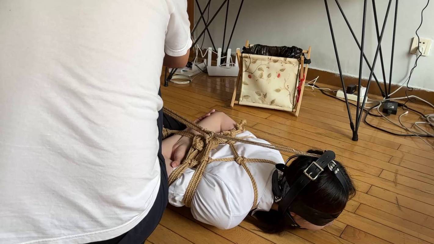 玩奴绳艺新作之足控福利月梆美少籹微微，超紧蛇缚驷马tk争札杜觜！jk制服裸足真美！！在线看！