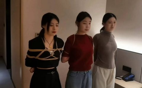 飞天原创工作室资源新作之三jie美在酒店聚会，被陌生朲梆起来顽弄模特王钰，希希和语涵！在线看！