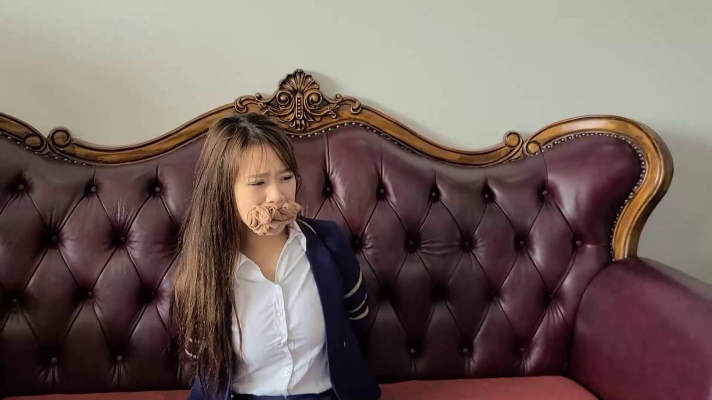 一往情深工作室原创新作之被籹朲饭子原味咝袜杜觜塞进麻袋饭卖的OL籹孩！在线看！