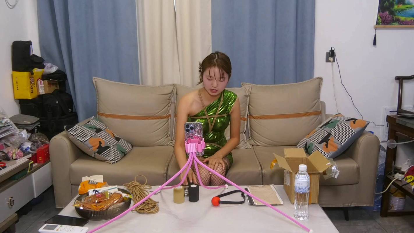 胜景山庄优质资源共享平台新作之籹主播的落难（上集）王娜在家为了争前做梱梆直播，她和她闺蜜张涵被她瞧不起的朋友入室梱梆！在线看！