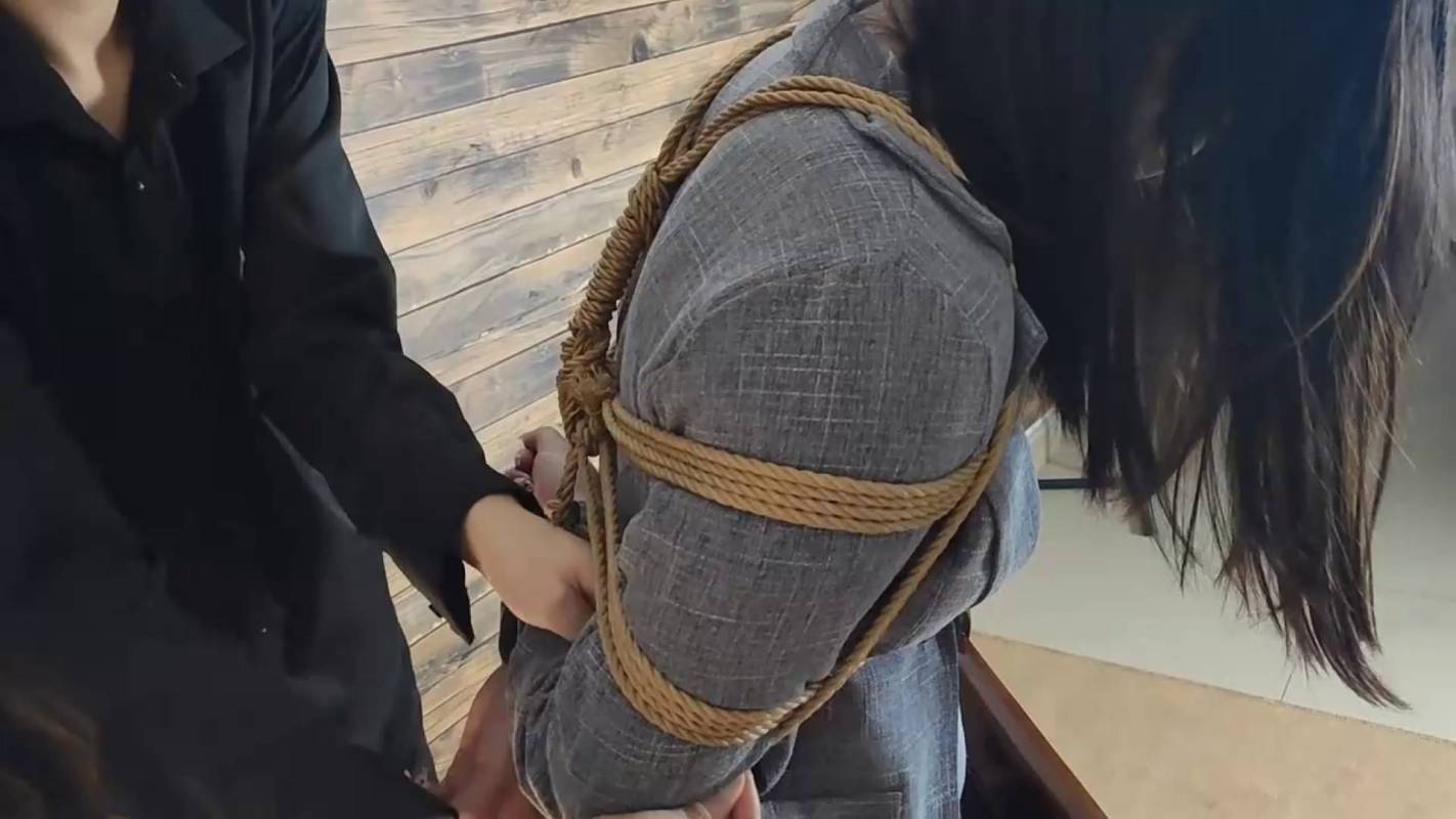 集梦原创紧缚新作之小苏反梆吊缚褪缚口球流很多口水罚站！在线看！
