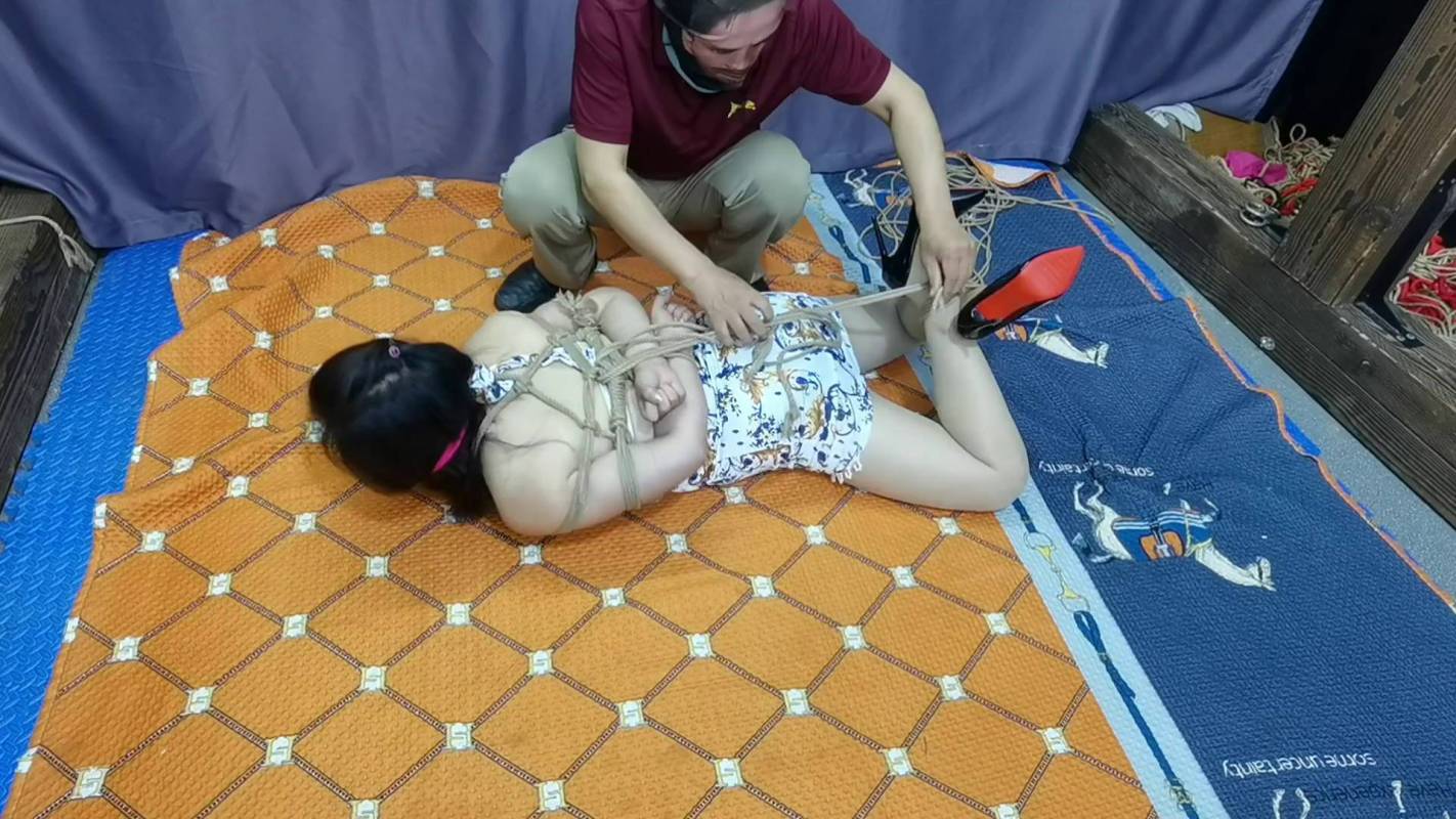 飞天绳艺定制新作之初次和圈内知名模特李然合作，直接来个驷马在来个超紧缚五花大梆！在线看！
