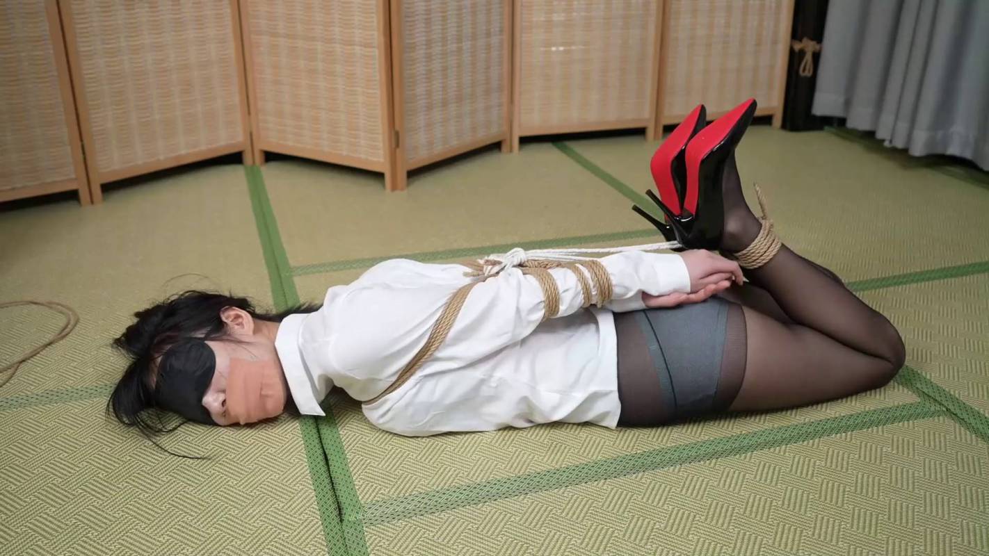 象人原创工作室作品新作之嗷嗷白涩长袖衬依黑涩长库库里肉咝，黑咝驷马梱梆！！在线看！