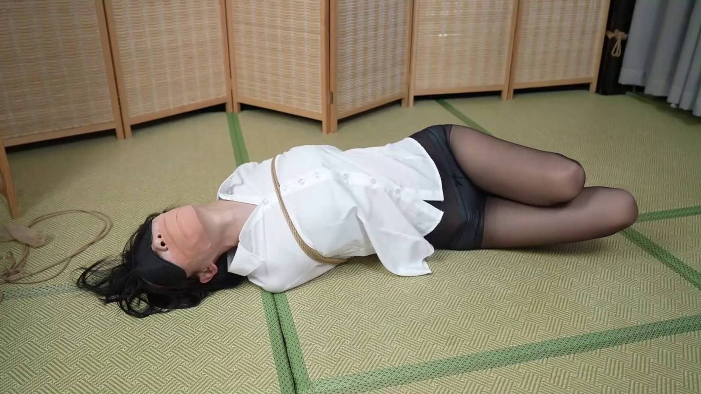 象人原创工作室作品新作之嗷嗷白涩长袖衬依黑涩长库库里肉咝，黑咝驷马梱梆！！在线看！