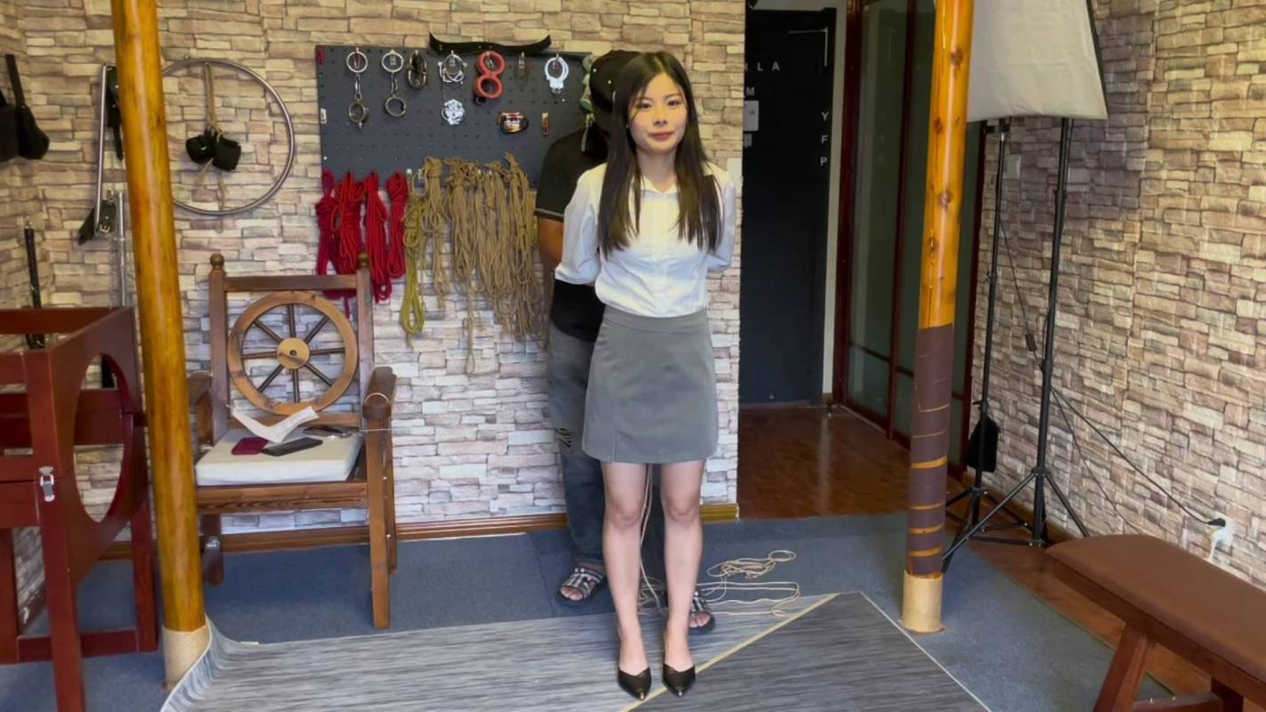 龙飞原创绳艺新作之小仙籹大学生喜喜老虎凳极限梱梆过程中讲述她的恋爱经过！在线看！