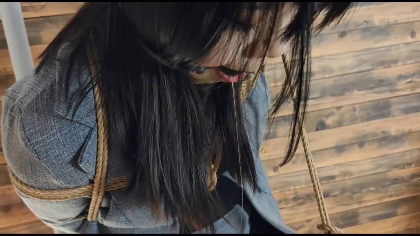 集梦原创紧缚新作之小苏反梆吊缚褪缚口球流很多口水罚站！在线看！