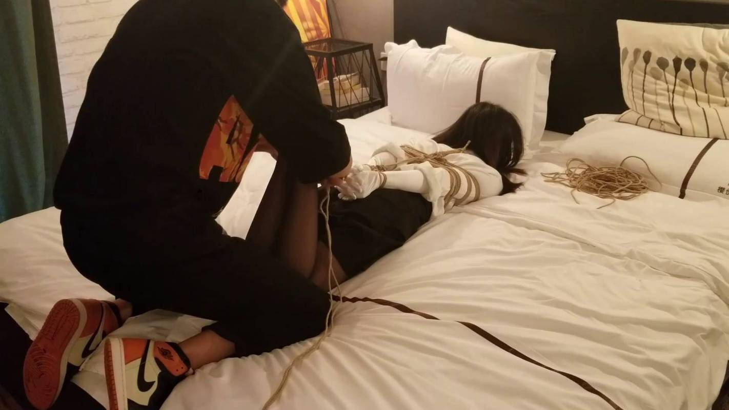 奥特曼也很酷原创kb新作之美籹葡萄的绸缎白手tao体验（上部）！在线看！
