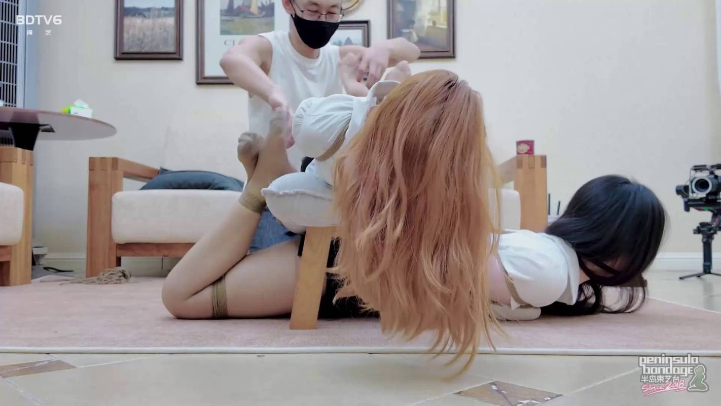 半岛束艺台海语视频新作之驷马立交~海语诺米！在线看！