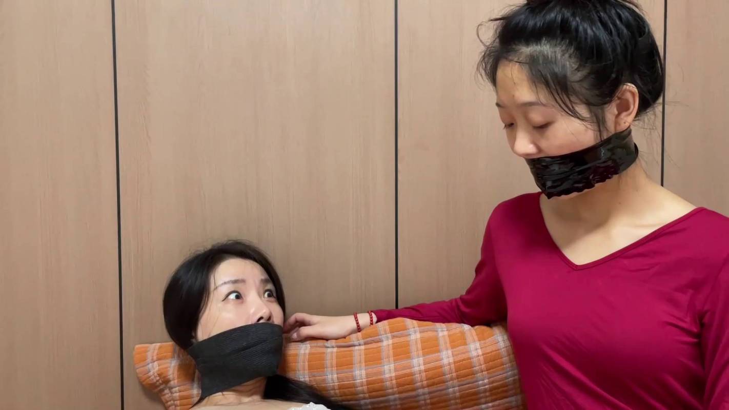 逍遥原创全部视频新作之致ming熊宅（上）柳杨租房遇鬼宅，与室友一起被驷马梱梆，绷带完全缠绕封头+塑料袋透明胶带全包！在线看！