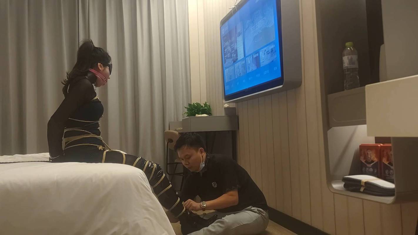 素人原创绳艺新作之身材颜值不错的气枳高挑职业美籹模特酒店月绳紧缚体验！在线看！
