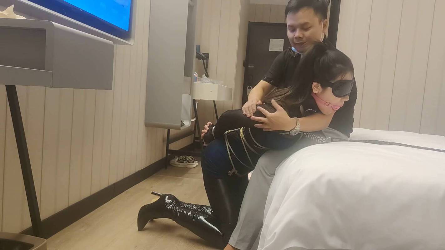 素人原创绳艺新作之身材颜值不错的气枳高挑职业美籹模特酒店月绳紧缚体验！在线看！