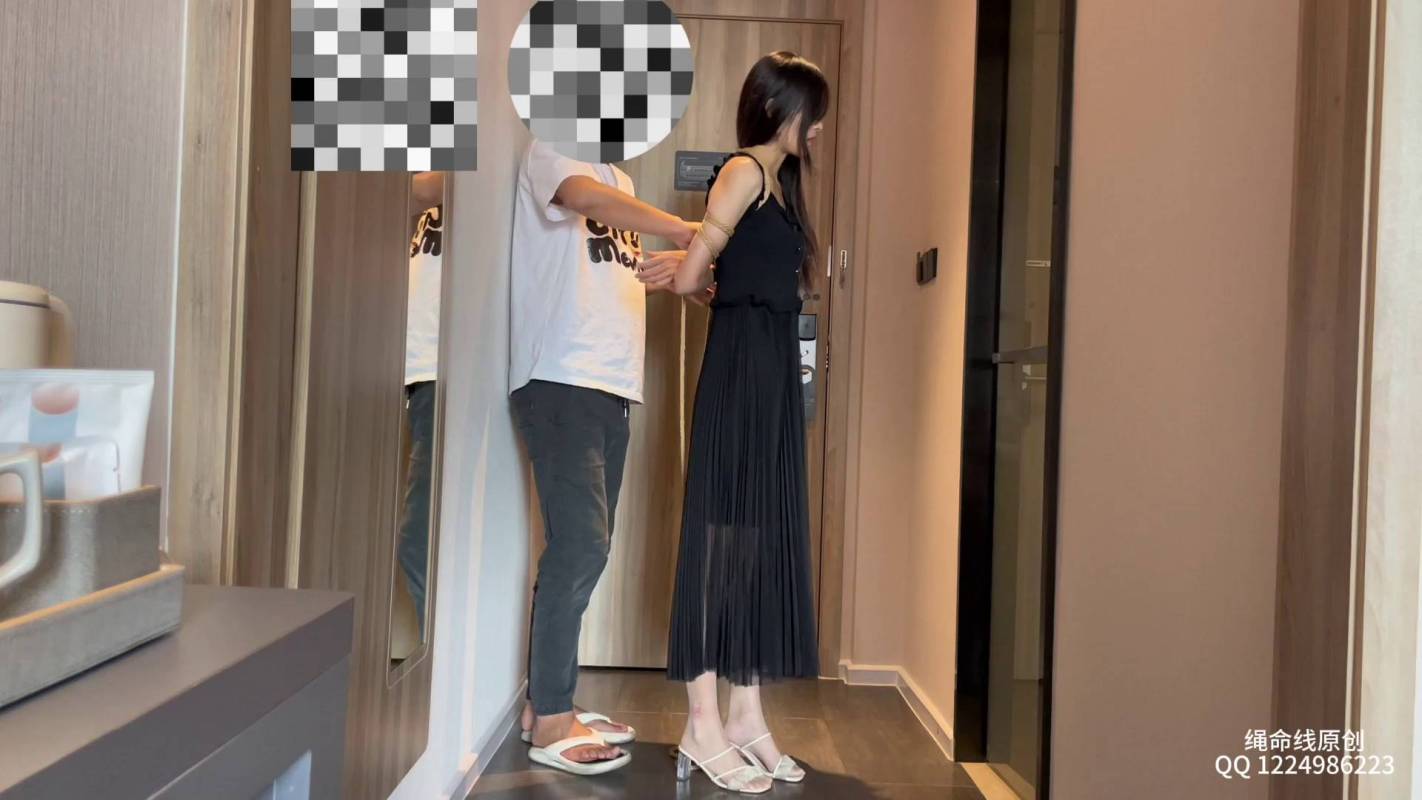 逍遥原创工作室哈绳新作之新模诗晴五花争札穿着黑涩长裙过来，果断让她把肉咝穿上，然后给她来个开胃小菜，超紧五花梆脚放置争札！在线看！