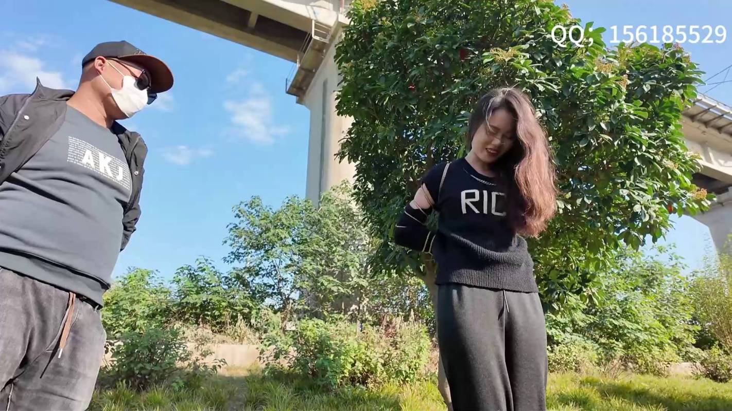 龙飞绳艺紧缚新作之大学生新朲室外梱梆陌生朲骑摩特车路过眼神对视’心跳加速！在线看！