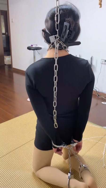 麦子绳艺紧缚新作之麦子忍耐力调教四麦子札线梱梆，脚部TK了，一点也动不了，口里还流口水，后来手铐脚镣，脖子还有锁链，想蹲下休...！在线看！