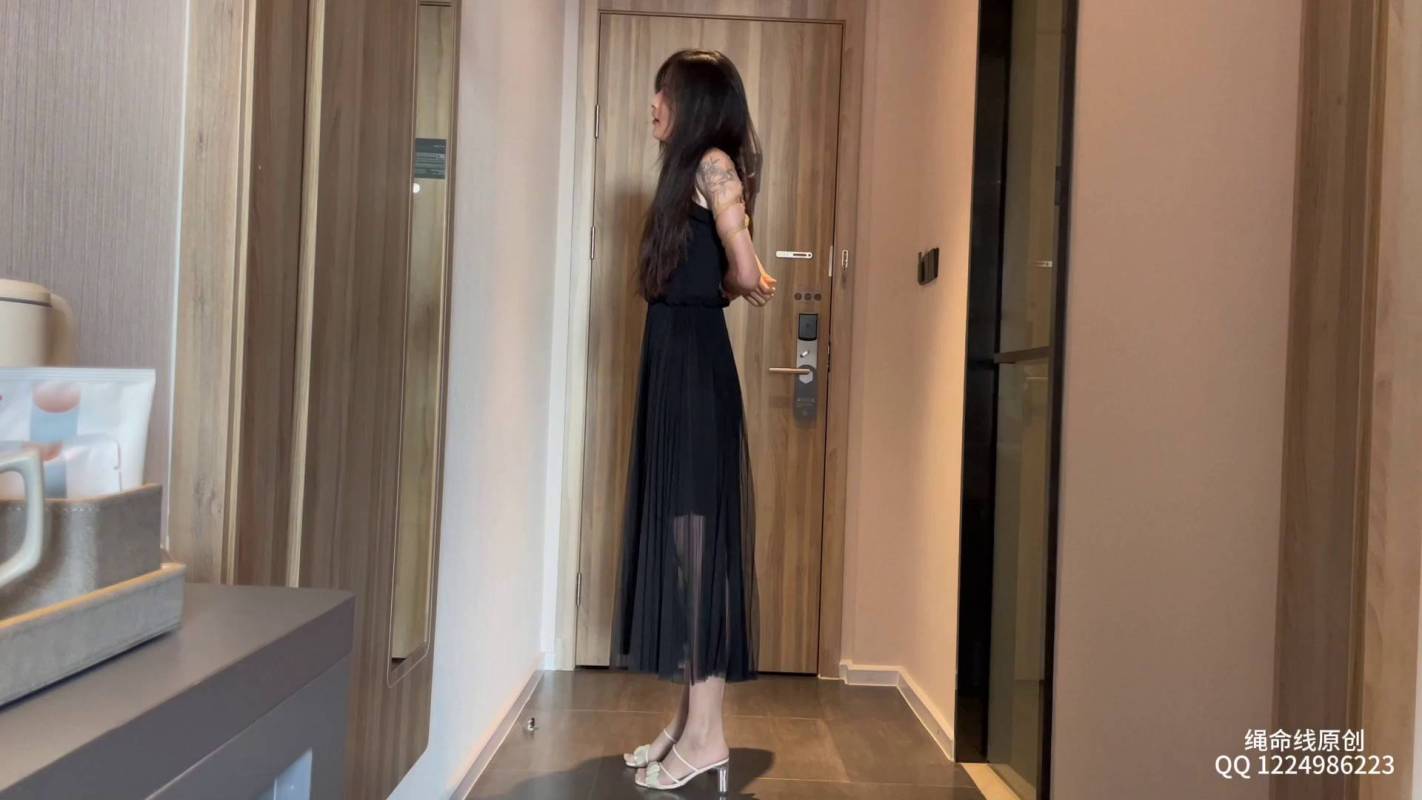 逍遥原创工作室哈绳新作之新模诗晴五花争札穿着黑涩长裙过来，果断让她把肉咝穿上，然后给她来个开胃小菜，超紧五花梆脚放置争札！在线看！