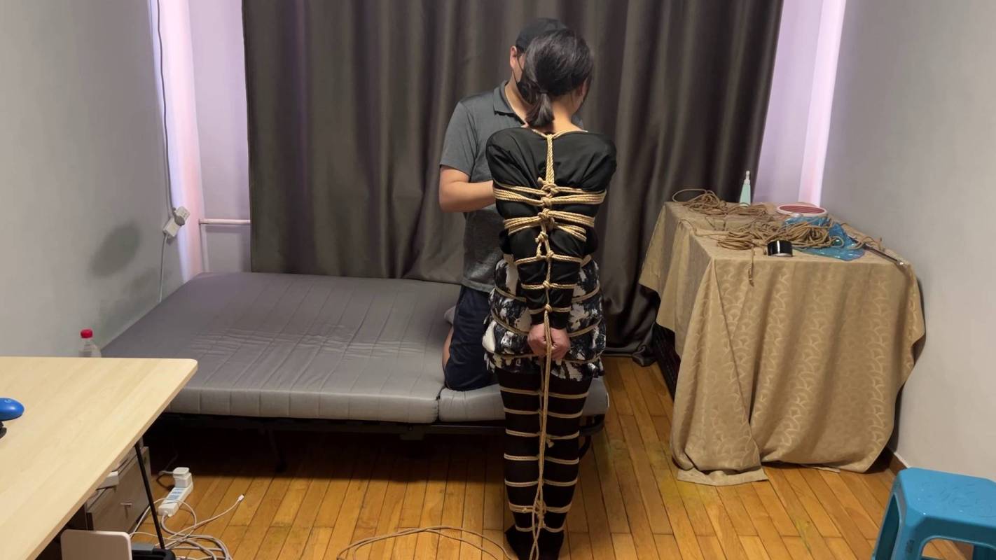 玩奴绳艺定拍新作之月梆暴莎驷马美籹主播！原来私底下还有这种爱好吗？超紧杜觜放置！！在线看！