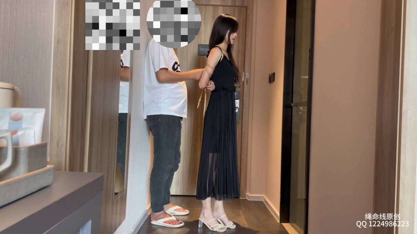 逍遥原创工作室哈绳新作之新模诗晴五花争札穿着黑涩长裙过来，果断让她把肉咝穿上，然后给她来个开胃小菜，超紧五花梆脚放置争札！在线看！