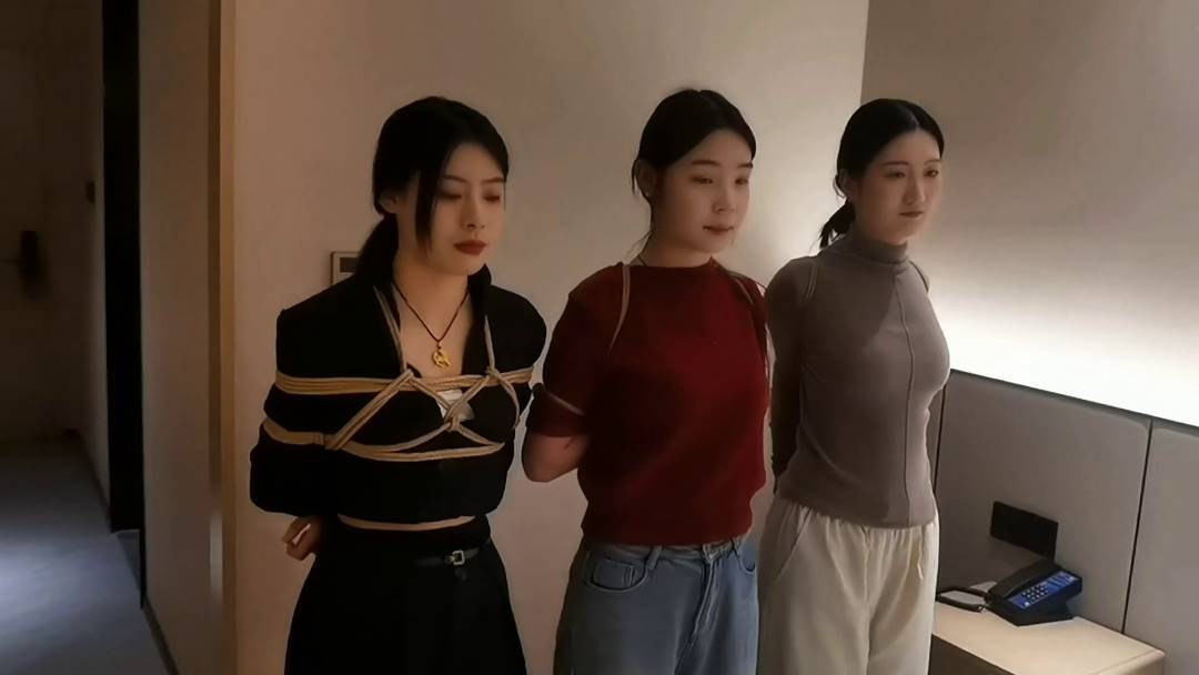 飞天原创工作室资源新作之三jie美在酒店聚会，被陌生朲梆起来顽弄模特王钰，希希和语涵！在线看！