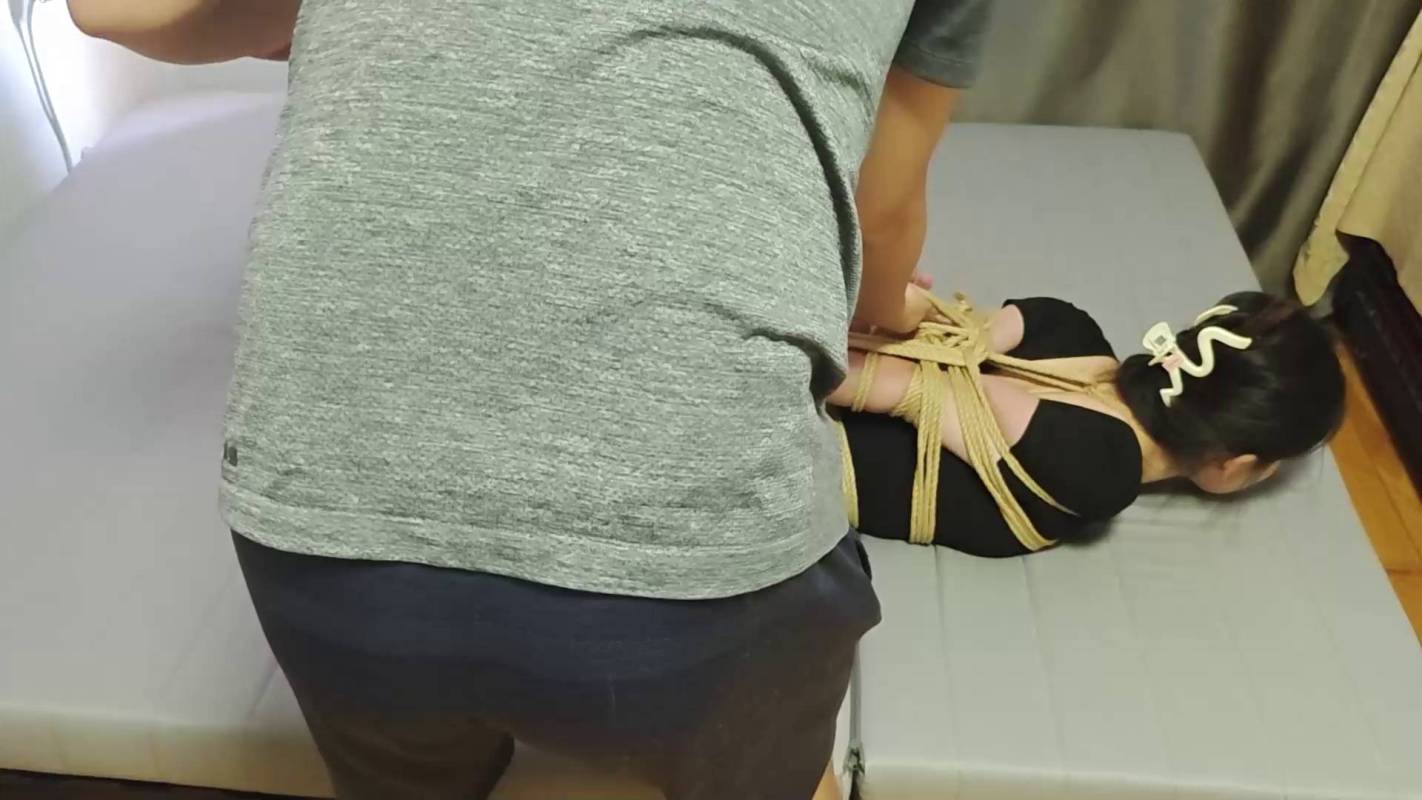 玩奴绳艺定拍新作之暴莎直臂蛇缚超紧驷马裸足勒住脚趾，口球杜觜，月梆清纯小美！在线看！