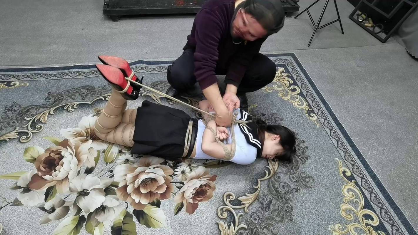 飞天绳艺工作室新作之希希口球口夹后高手驷马争札！在线看！